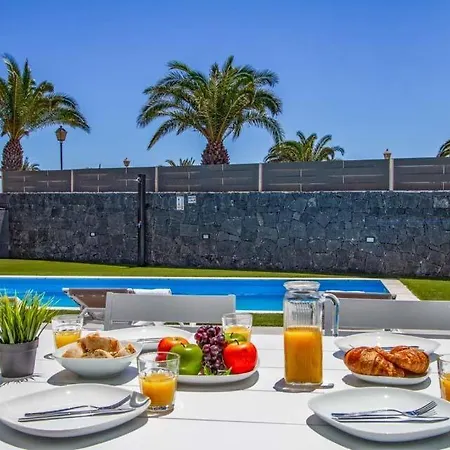 In Playa Blanca Sleeps 6 Includes Swimming Pool And Air Con * Playa Blanca (Lanzarote)