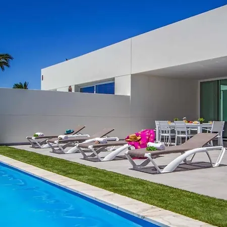 In Playa Blanca Sleeps 6 Includes Swimming Pool And Air Con Vila *