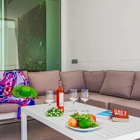 In Playa Blanca Sleeps 6 Includes Swimming Pool And Air Con Villa *