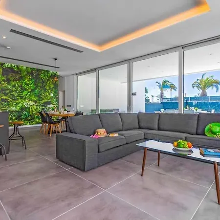 In Playa Blanca Sleeps 6 Includes Swimming Pool And Air Con Vila *