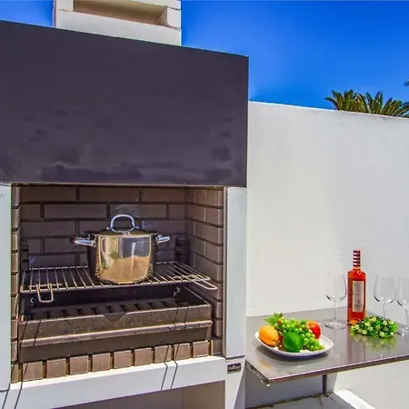 In Playa Blanca Sleeps 6 Includes Swimming Pool And Air Con Vila *