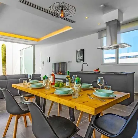 In Playa Blanca Sleeps 6 Includes Swimming Pool And Air Con Vila Playa Blanca (Lanzarote)