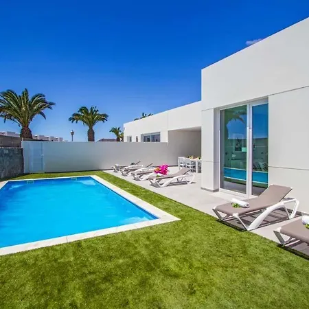 Vila In Playa Blanca Sleeps 6 Includes Swimming Pool And Air Con *
